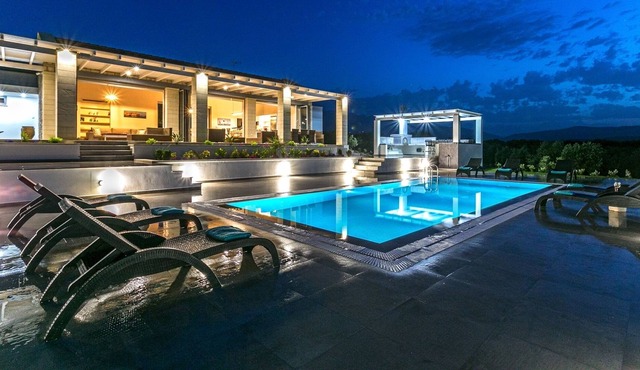 Villa Cawe - Four Bedroom Villa, Sleeps 9