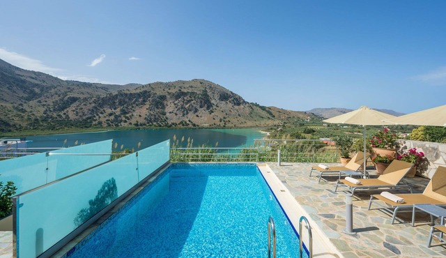 Villa in Kournas Overlooking Giorgioupolis Bay