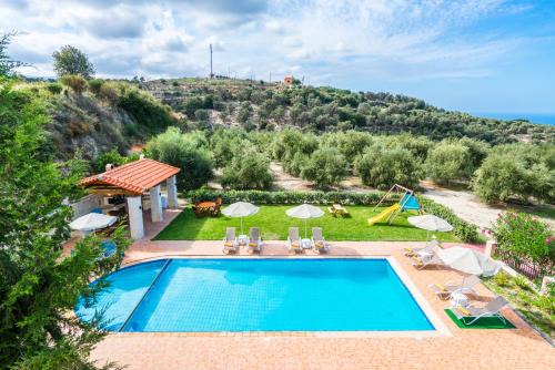 Villa Laga with Pool, 300m to Taverns, Childrens Area, BBQ!