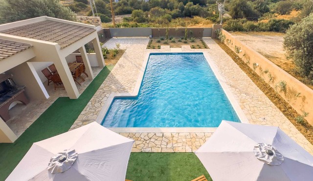 Villa Nirome xlarge private pool, Cottage