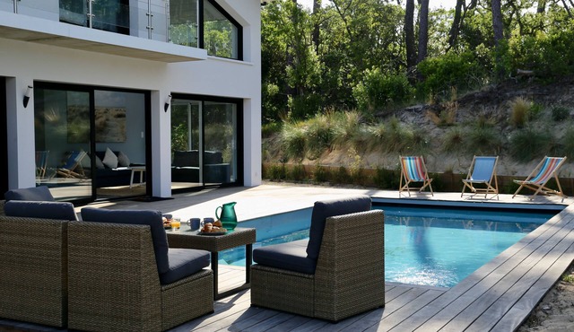 Villa Océandes: feet in the sand, 300 m from the ocean, 12 people, swimming pool in Labenne