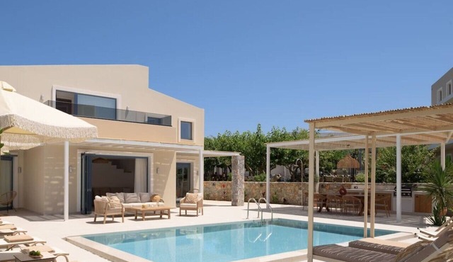 Villa w/Heated Pool, 5 min walk to Beach and Shops