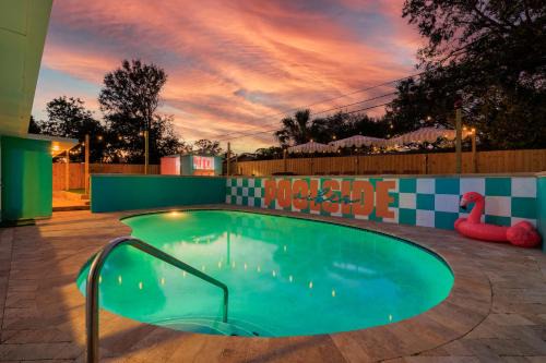 Villa w pool game room & putting green in Clearwater