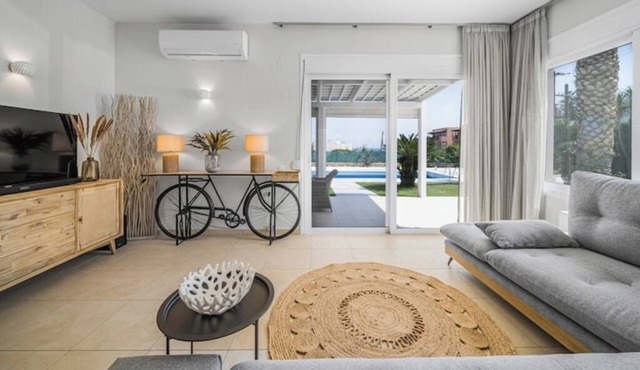 Villa Yiayia: détente en bord de mer (piscine chauffée)