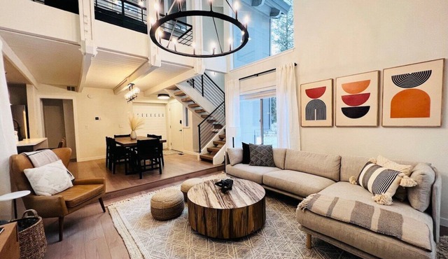 Walk to Village-8 SHARC Passes-Fireplace-Sleeps 8 in Bend