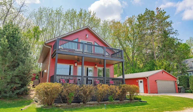 Waterfront Lake Koshkonong Retreat - 5BR with Fire Pit, Pier & Social Garage in Edgerton