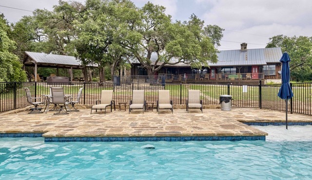 Whitetail Oaks - Rustic Charm Meets Fun! Private Pool & Pickleball on 34 Acres in San Marcos