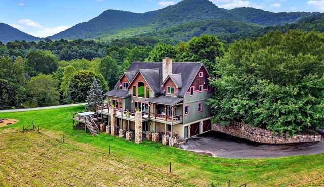 Windy Path Farm | Animals, Hot Tub, Game Room + Breathtaking VIEWS! in Fairview