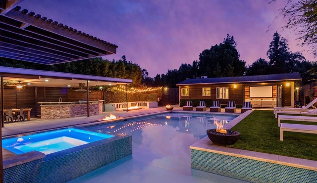 Your Own Private RESORT!🏝9BR/10BA Gated Compound✰ HUGE Pool, Gym, Yard, Parking in Los Angeles