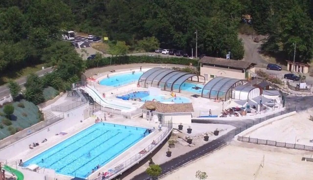 ZEcamping 3 étoiles piscine couverte locatif TV LV clim 35m2 in Monclar-de-Quercy