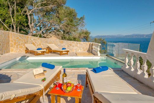 2 bed 1 bath villa w/private pool, walking distance to Loggos, free WiFi & A/C.