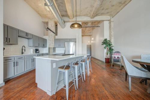 2BR 2BA Spacious Historic Loft With Gym by ENVITAE in Kansas City