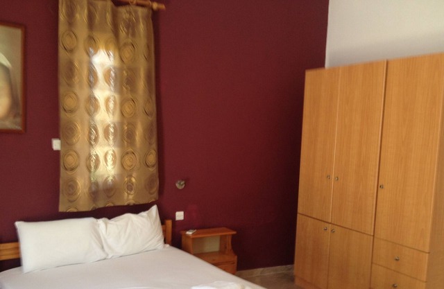 Apartment for 4 with garden and partial sea view.