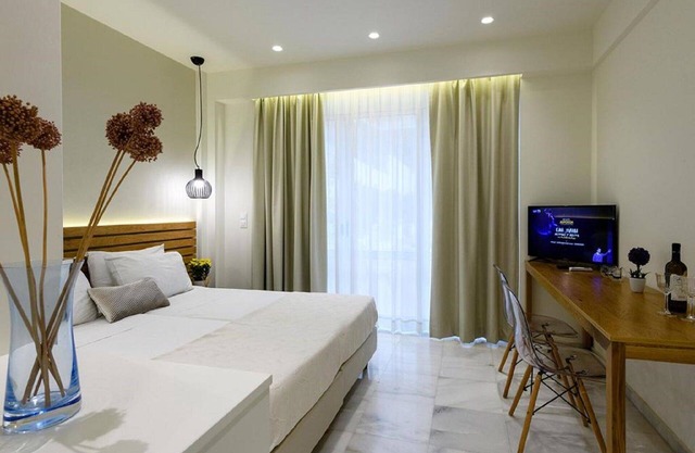 Bellevue Suites - Studio 1 with Pool View