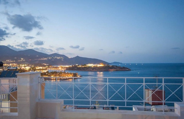 Bellevue Suites - Deluxe One Bedroom Apartment with Sea View
