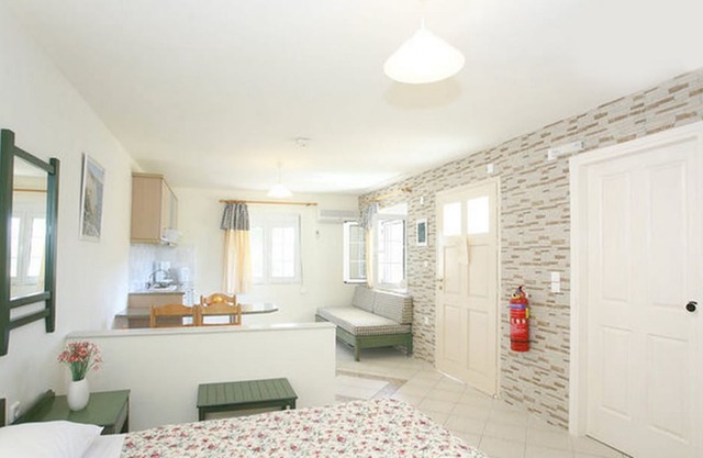 DELIGHTFUL STUDIO NEAR SANDY BEACH