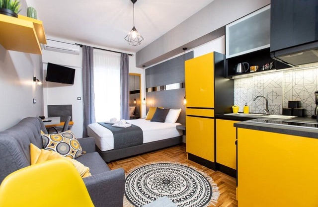 Downtown Luxury Boutique Suites : The Yellow Suite