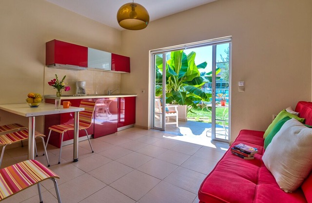 “ELEA 2” - Cozy Apartment with Swimming Pool Near the Sea