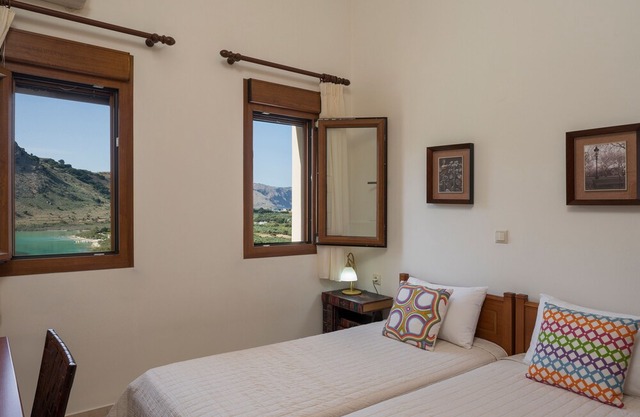 Family Friendly Villa Bluefairy w/ Pool, walk to Restaurants, 5 km to the Beach