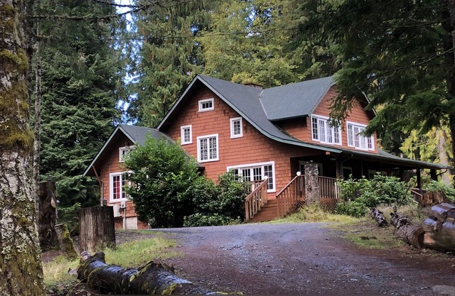 Lodge At Entrance 