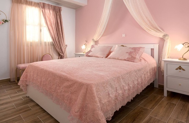 Marika's Deluxe Rooms - Room 3
