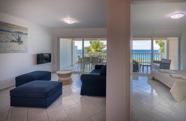 Playa Del Zante, 1 Bedroom Apartment with Sea View On the Beach
