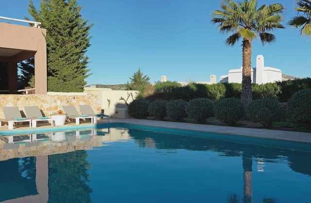 R733 4 Bedroom Family Villa Sea Views Shared Pool