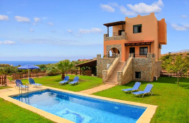 Theo Beach Villa: Large Private Pool, Walk to Beach, Sea Views, A/C, WiFi
