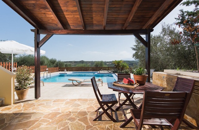 Vila Hibiscus in Spilia Village with Heated Pool