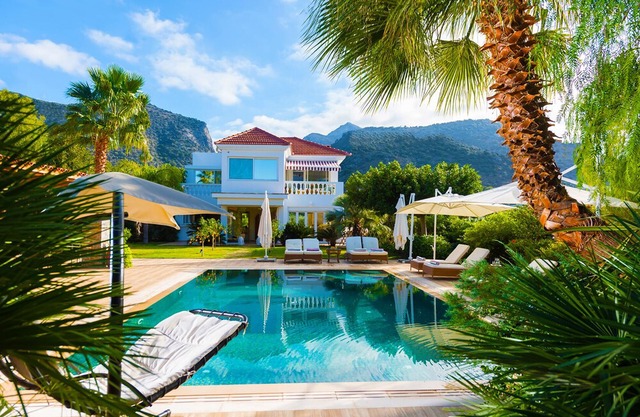 Villa Aphrodite 5-bed villa with heated pool and exotic garden