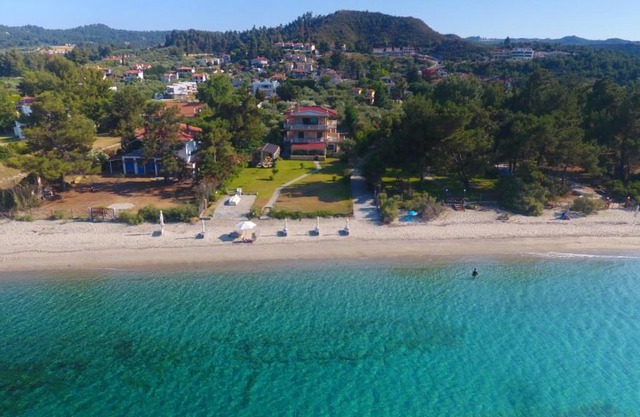 Villa Argo 2 - Beachfront, Big gardens, Location!