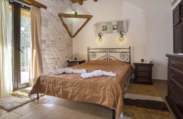 Villa Nionios: Large Private Pool, Walk to Beach, Sea Views, A/C, WiFi