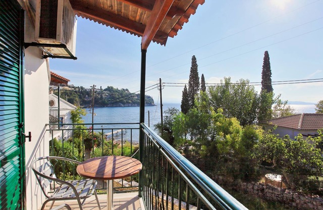 Zoulis Eleni: A traditional village apartment in Kalami, just a few steps away from the beach