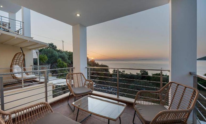 Paralia House | 180 m² House ∙ 4 bedrooms ∙ 8 guests