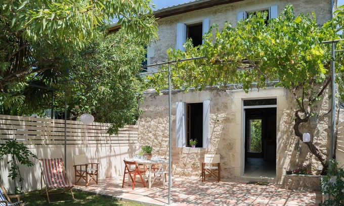 Nikiana House | 2-bedroom house, sleeps up to 8, private garden & parking, 70 m. from the beach