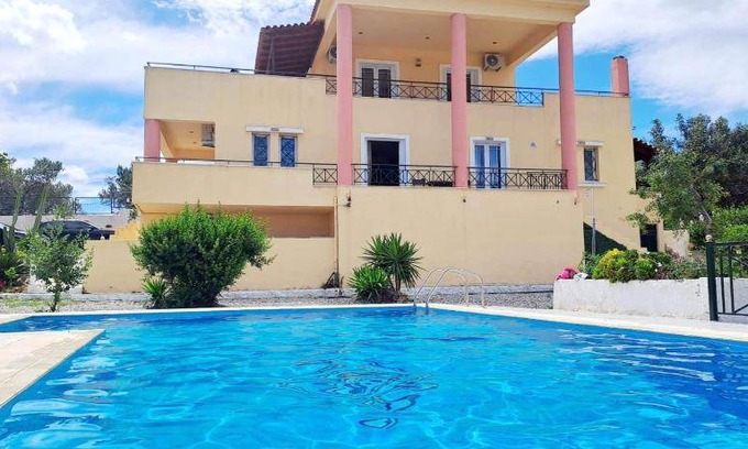 Corinth Villa | 200 m² Villa ∙ 4 bedrooms ∙ 7 guests