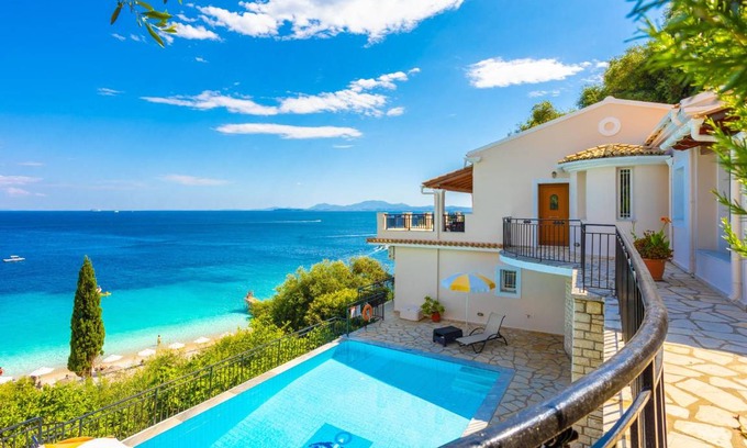 Katavolos Villa | 225 m² Villa ∙ 3 bedrooms ∙ 7 guests