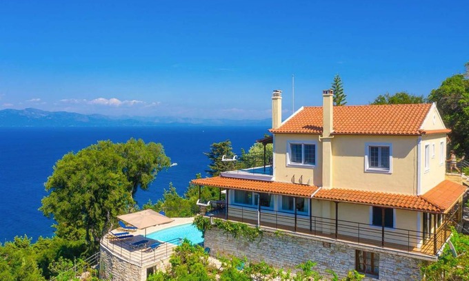 Lakka Villa | 240 m² Villa ∙ 5 bedrooms ∙ 10 guests