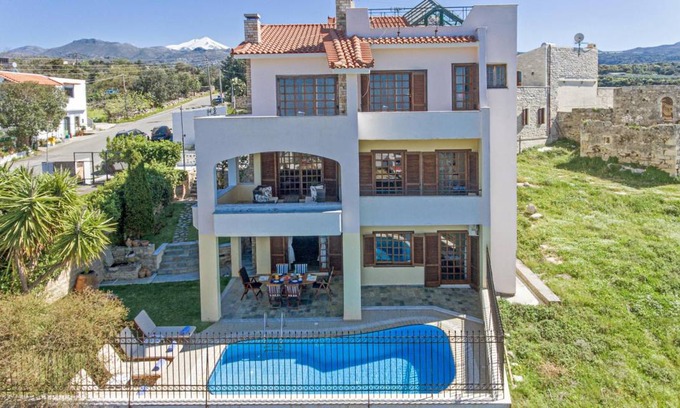 Margarites Villa | 240 m² Villa ∙ 6 bedrooms ∙ 11 guests