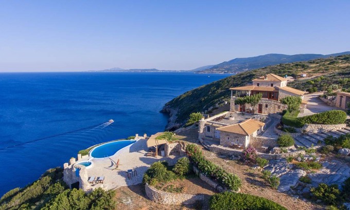 Korithi Villa | 250 m² Villa ∙ 4 bedrooms ∙ 8 guests