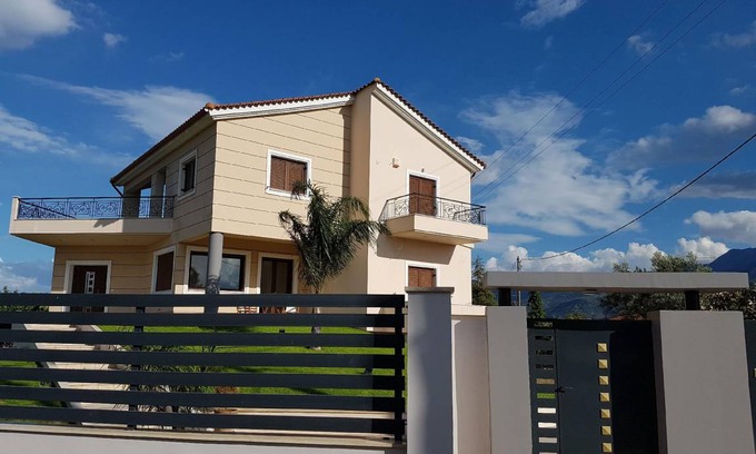 Aigialeia House | 270 m² House ∙ 4 bedrooms ∙ 8 guests