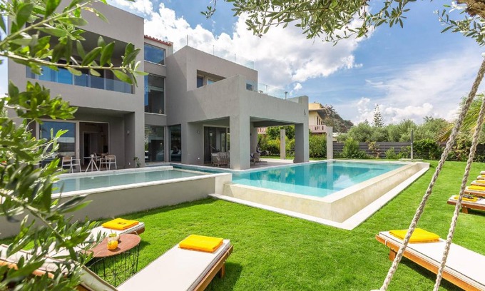 Platanias Town House | 300 m² House ∙ 4 bedrooms ∙ 9 guests