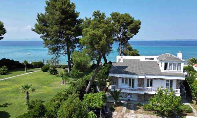 Kassandra Villa | 300 m² Villa ∙ 6 bedrooms ∙ 12 guests