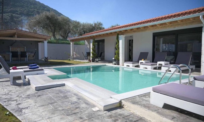 Notos Villa | 320 m² Villa ∙ 5 bedrooms ∙ 12 guests