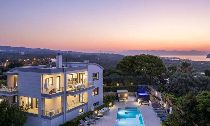 Kato Galatas Villa | 380 m² Villa ∙ 5 bedrooms ∙ 10 guests