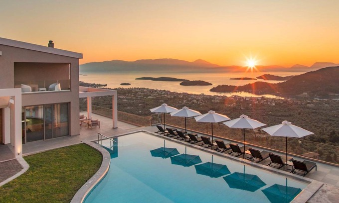 Nidri Villa | 400 m² Villa ∙ 5 bedrooms ∙ 10 guests