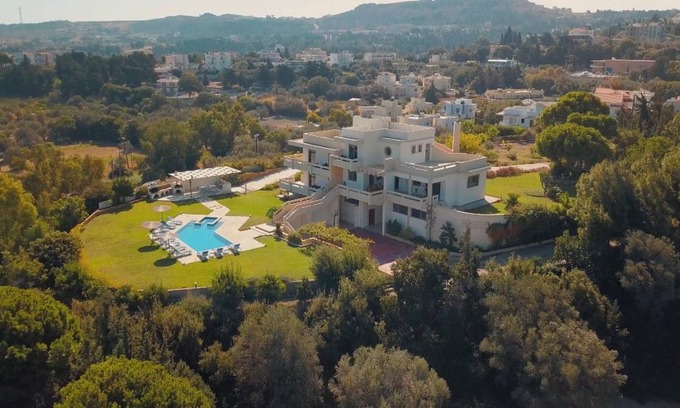 Kallithea House | 450 m² House ∙ 6 bedrooms ∙ 12 guests