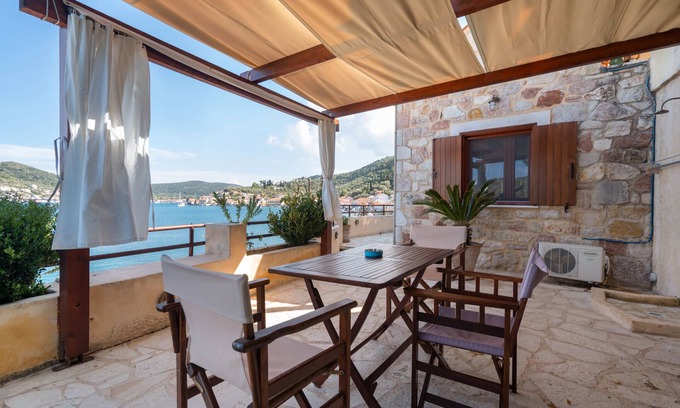 Vathy Apartment | Apartment 'Kymothoi' with Sea View, Wi-Fi and Air Conditioning