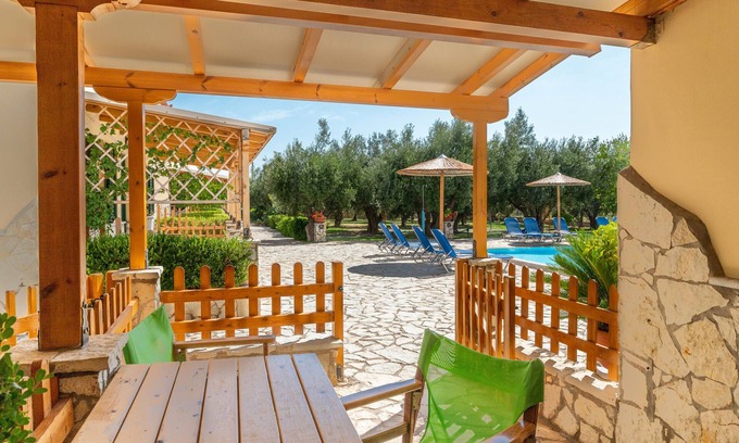 Paralio Astros Apartment | Apartment 'Maisonette with Private Patio 4' with Mountain View, Wi-Fi and Air Conditioning