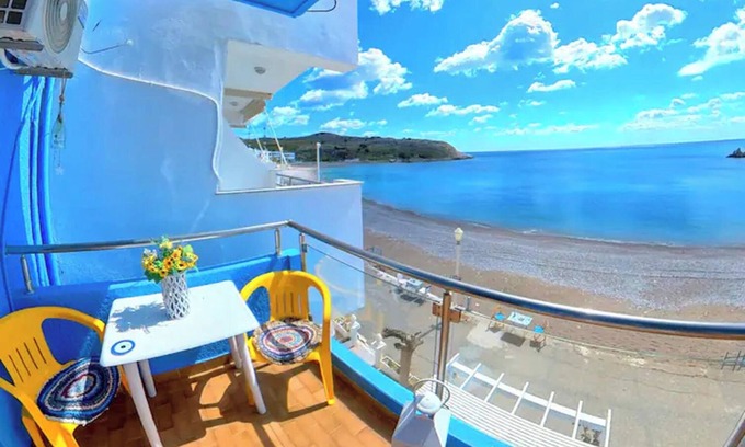 Haraki Apartment | Blue House Beach Apartment - Sleeps 4 & Balcony